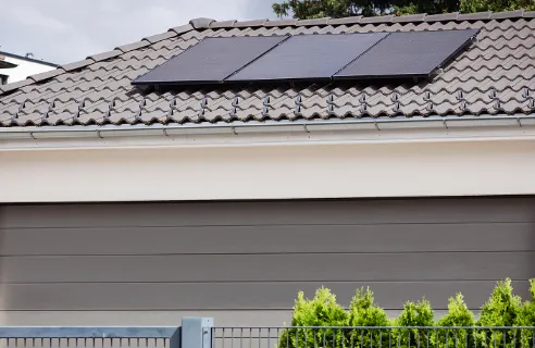 installation-panneaux-photoovoltaiques-garage installation photovoltaique garage