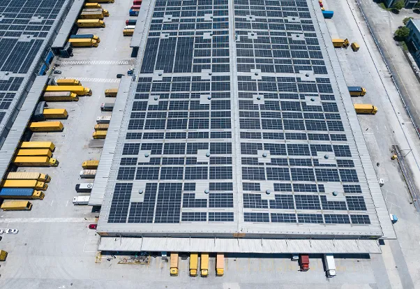 panneaux solaire au dessus hangar