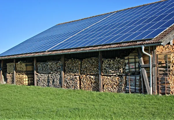 panneaux solaire au dessus hangar