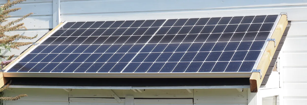 panneaux solaire au dessus hangar