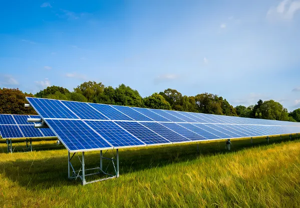 panneaux photovoltaiques dans les champs