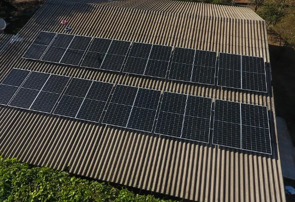 panneaux solaire au dessus hangar