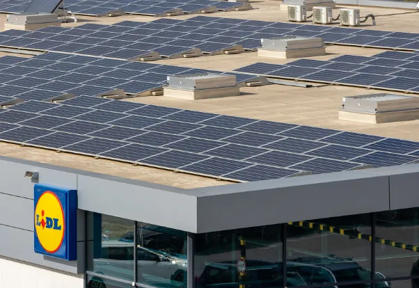 panneaux solaire au dessus hangar